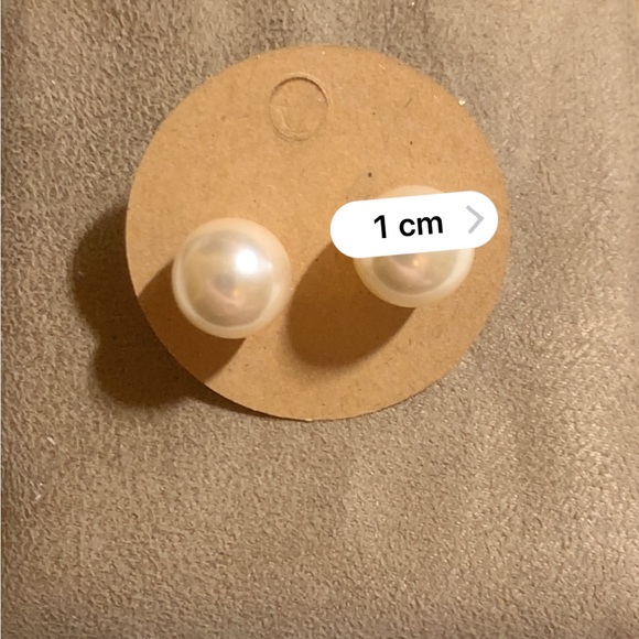 ⭐️*2/$10*⭐️ White Round imitation Pearl Stud Earrings-BRAND NEW - Picture 4 of 4